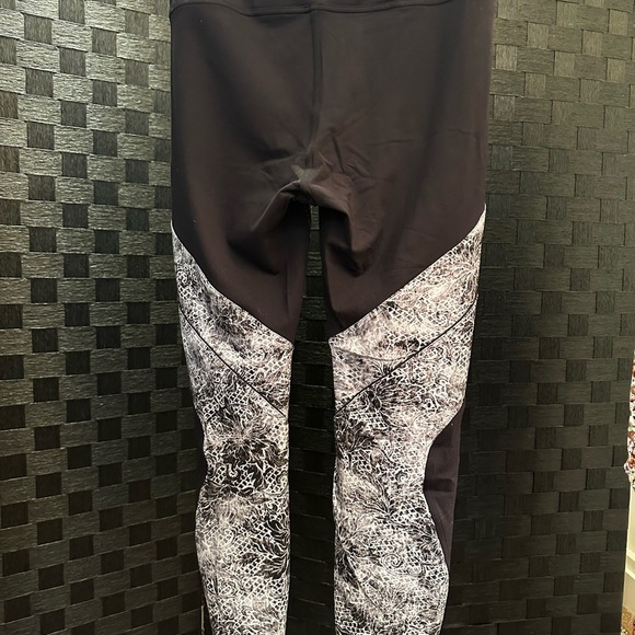 Stylish Black and White Patterned Leggings - Picture 3 of 4